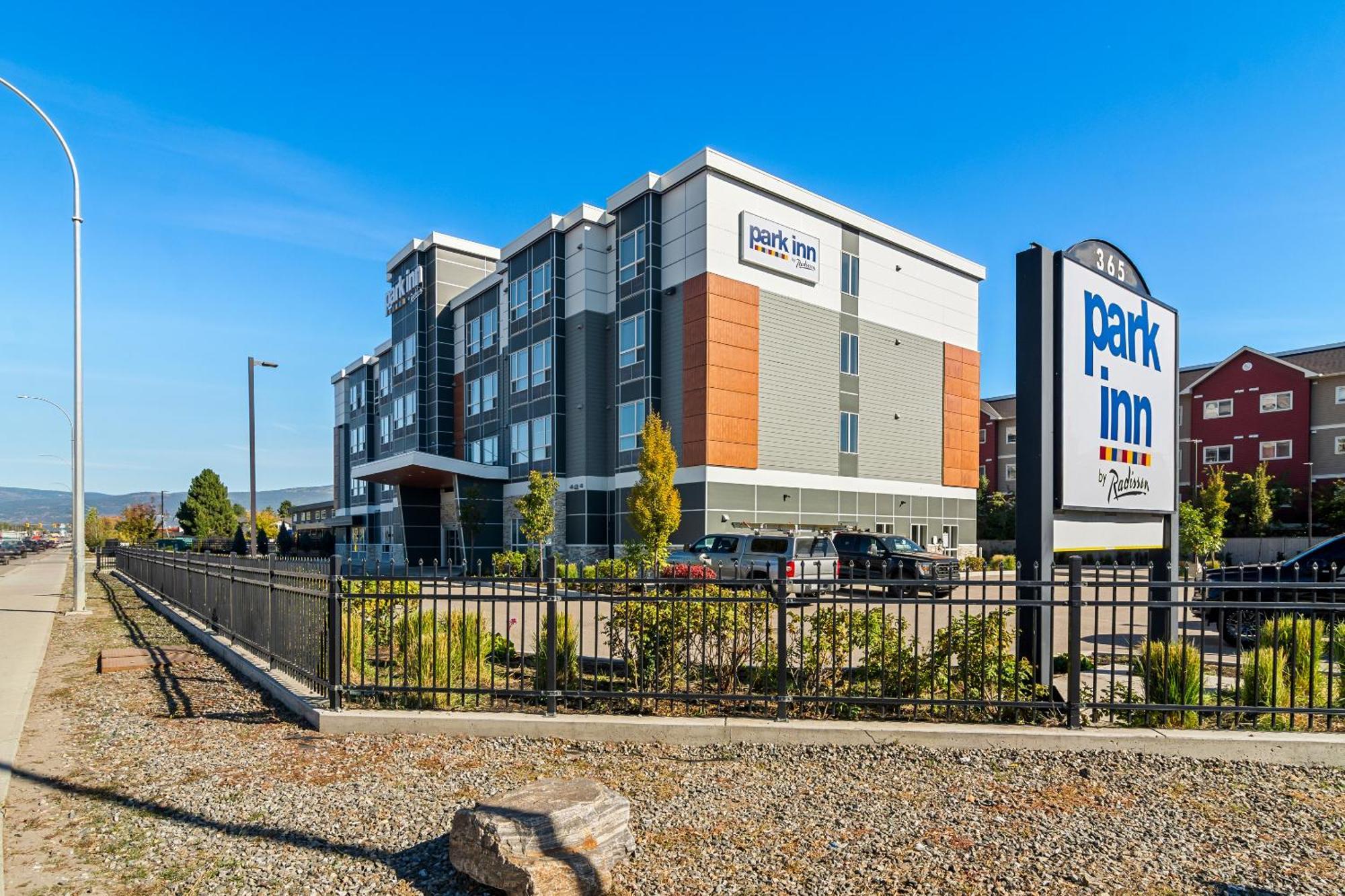 Park Inn By Radisson, Kelowna Buitenkant foto